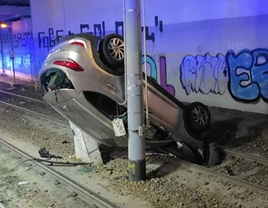 Miniatura: Uderzył w pojazd i spadł na torowisko....