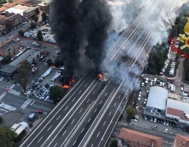 Miniatura: Wypadek cysterny koło Bolonii. Pokazano...