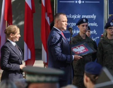 Miniatura: Miesiąc miodowy już dawno minął. Sondaż...