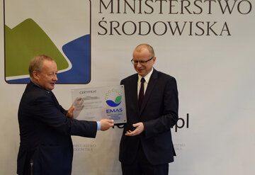 Dariusz Kaśk&oacute;w, prezes Energa SA odbiera ceryfikat EMAS-emas