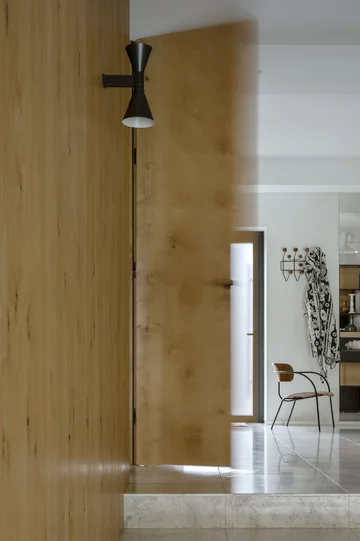 Dom pod Krakowem zaprojektowany przez Martę Palę-Szczerbak (Minimoo) to przykład minimalistycznego wnętrza, w którym główną rolę odgrywają naturalne materiały i bliskość natury 