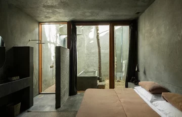 Casa Gruta w Valladolid to współczesny dom inspirowany naturalnymi grotami i cenotami półwyspu Jukatan. Gra światła, surowe materiały i rzeźbiarska forma tworzą przestrzeń sprzyjającą wyciszeniu 