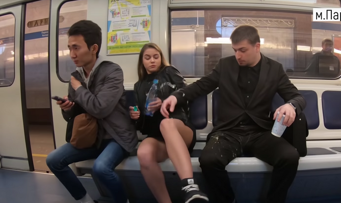 Miniatura: Rosjanka oblewała mężczyzn wybielaczem....