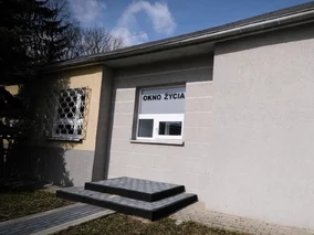 Miniatura: Dziewczynka w oknie życia w Białymstoku....