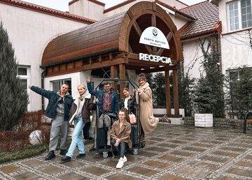 Zdjecie ekipy z&nbsp;wyjazdu integracyjnego na&nbsp;tle hotelu
