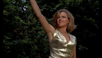 Honor Blackman jako Pussy Galore w filmie „Goldfinger” (1964) 