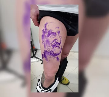 Mężczyzna wytatuował sobie polityka na udzie 