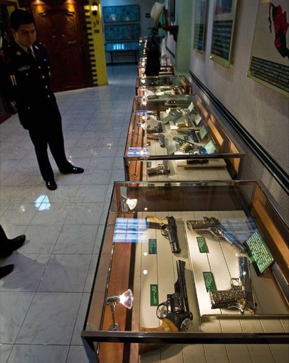 Znaleziona w apartamencie kolekcja broni większa, niż niejednego tego typu muzeum