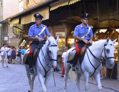 Miniatura: Włochy: policjanci muszą dorabiać w barach...