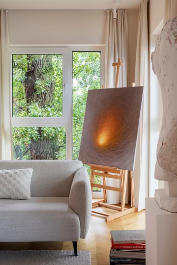 BXB studio stworzyło hybrydowe wnętrze w Warszawie – biuro i mikroapartament w jednym. Projekt zdobył European Property Awards 2025–2026 