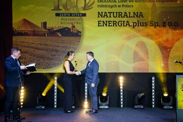 Marek Poloch odbiera nagrodę dla&nbsp;NaturalnaEnergia.plus
