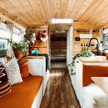 Autobus przerobiony na mieszkanie 