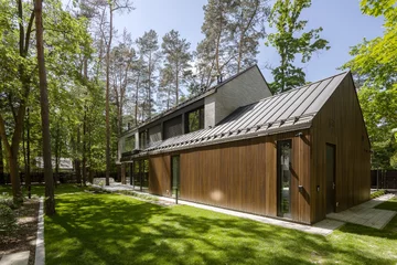 Dom Przenikający autorstwa Exterio Architektura to przykład nowoczesnej architektury, w której światło, natura i starannie zaprojektowana przestrzeń tworzą harmonijną całość 