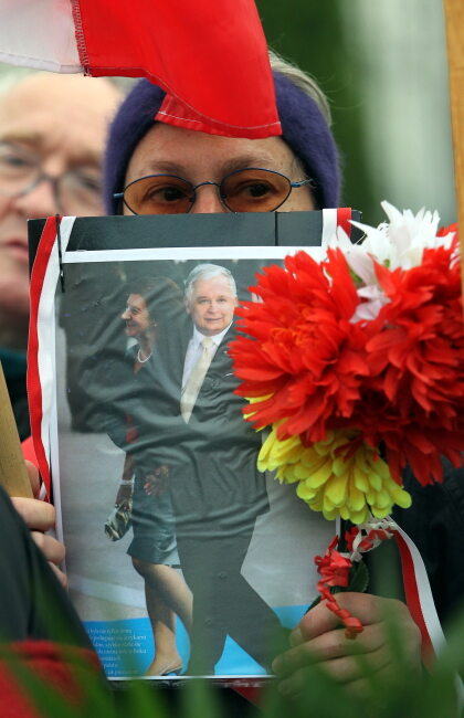 Uczestnicy obchodów wspominali Lecha Kaczyńskiego... (fot. PAP/Radek Pietruszka)