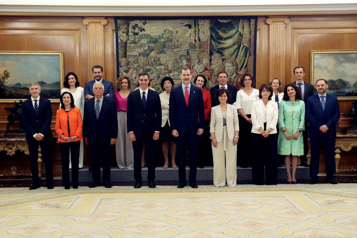 Hiszpania. Nowy rząd premiera Pedro Sancheza na jednym zdjęciu 