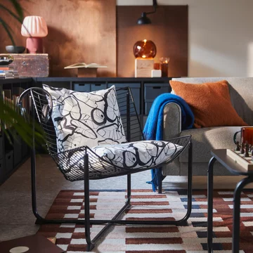 Nowa kolekcja IKEA łączy intensywne kolory, organiczne formy i funkcjonalne rozwiązania, tworząc wnętrza sprzyjające codziennemu dobrostanowi 