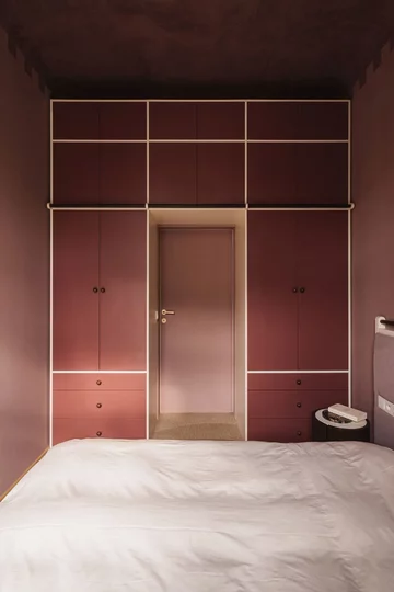 Świetlik jak słońce, kamień jak biżuteria. To wnętrze robi wrażenie. Projekt Wojciech Nowak z NOWW 