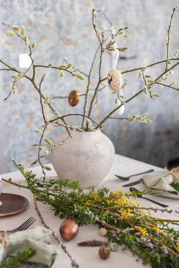 Drzewko wielkanocne – pisanki zawieszone na wiosennych gałązkach 