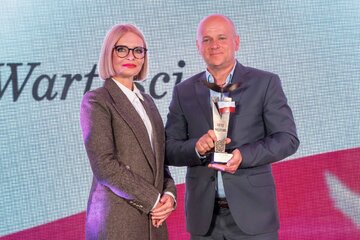 Wojciech Woźniak (z prawej) oraz&nbsp;wręczająca nagrodę Marzena Zielińska, prezes Capital Point