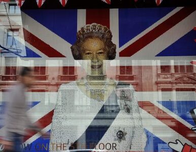 Miniatura: Elżbieta II - królowa na łasce tabloidów