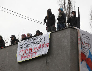 Miniatura: Warszawa: policja ustępuje squattersom