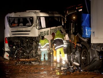 4 W Niemczech polski autobus zderzył się z polską ciężarówką (fot. PAP/EPA/KAY NIEFELD)