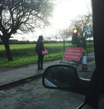 Pani grzecznie czeka na czerwonym. Ale może to tylko wyrwany z kontekstu obraz? 