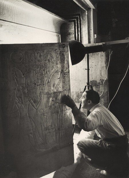 Howard Carter, odkrywca Grobu Tutanchamona, po raz pierwszy zagląda do miejsca spoczynku sarkofagu, 1924 r.