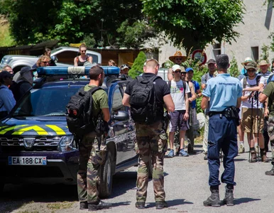 Miniatura: 2,5-letni Emile bawił się w ogrodzie...