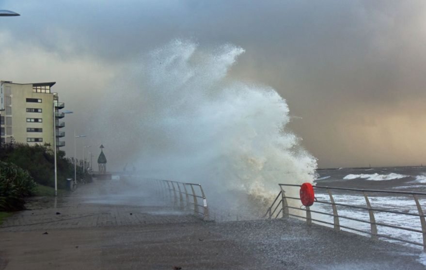 Burza Brian wywołała sztorm, widok ze Swansea 