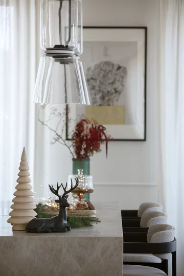 Świąteczny nastrój zaczyna się od architektury wnętrza – dobrze zaprojektowany dom pozwala celebrować Boże Narodzenie wszystkimi zmysłami, bez pośpiechu i bez kompromisów, projekt: Hola Design 