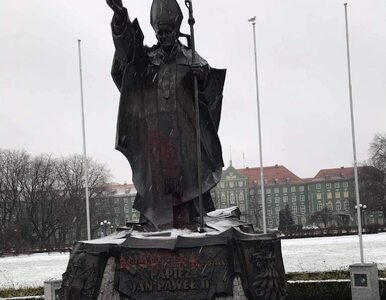 Miniatura: Zdewastowano pomnik Jana Pawła II. „Wiedział”