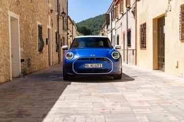 MINI Cooper SE w linii stylistycznej Favoured 