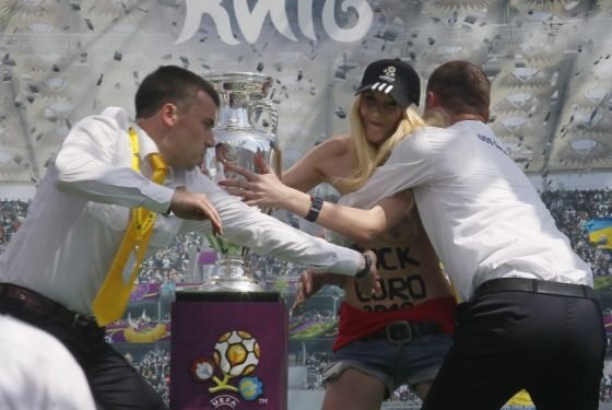 Aktywistka z feministycznej grupy FEMEN zaatakowała puchar Euro 2012 (fot. EPA/SERGEY DOLZHENKO/PAP)