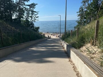 Łagodne zejście na&nbsp;plażę bez schod&oacute;w
