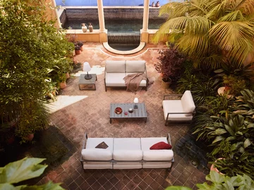 Kolecja A view of Hedonism Kave Home zaprezentowana w domu barcelońskiego fotografa i restauratora Leopoldo Pomésa 