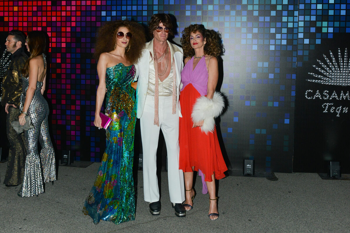 Amal Clooney, Rande Gerber i Cindy Crawford w klimatach disco 