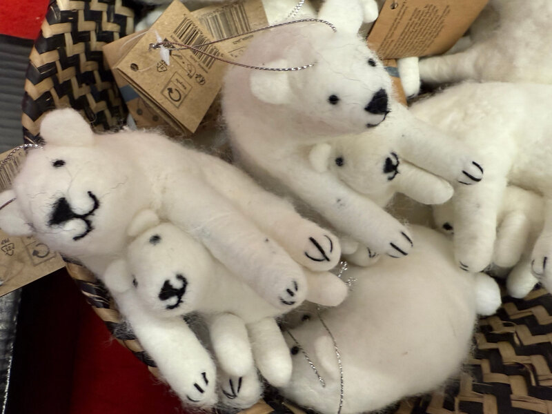 Miękkie ozdoby z filcu, polarowych tkanin i boucle to największy trend świąt 2025 — przytulne, lekkie i odporne na upadki. Idealne do domów z dziećmi i zwierzakami