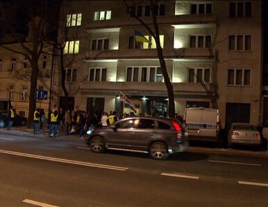Miniatura: Lampiony wolności zapłonęły pod ambasadą...