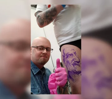 Mężczyzna wytatuował sobie polityka na udzie 