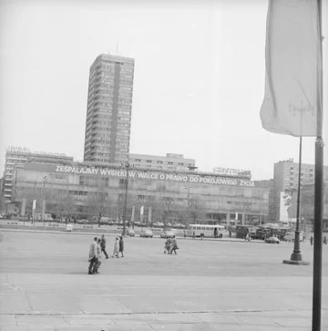 Dekoracje na Domu Towarowym "Junior" - widoczny transparent "Zespalajmy wysiłki w walce o prawo do pokojowego życia". (fot. NAC)