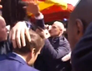 Emmanuel Macron zaatakowany pomidorami. Ochroniła go parasolka