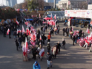 Tłum ludzi z flagami nardowymi 