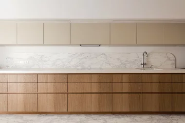 Kuchnia otwarta na salon. Projekt wnętrza: Agnieszka Kossowska. Zabudowa kuchenna Poliform, Studio Forma 96