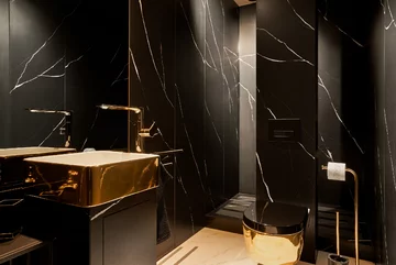 Cleo jest konsekwentna, złoto jest wszechobecne. Zwróćcie uwagę na WC 