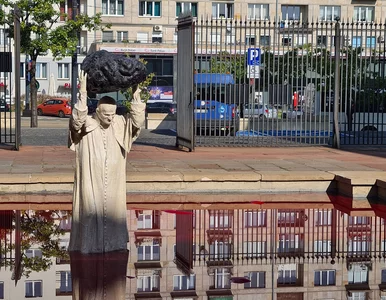 Miniatura: Jan Paweł II rzucający głazem. Ile...