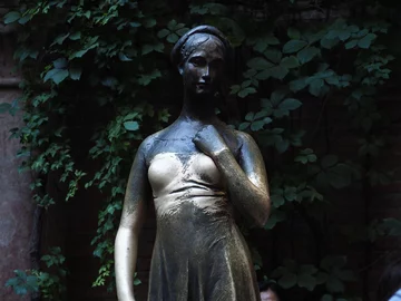 Rzeźba Julii, którą dotykają turyści 