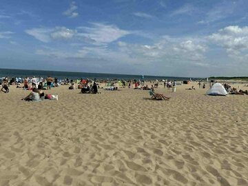Plaża prawie bez parawan&oacute;w