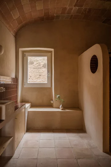 Rewitalizacja dawnej stolarni – projekt Clara Crous Arquitectura przywraca znaczenie materiałowi, światłu i oryginalnej strukturze budynku 