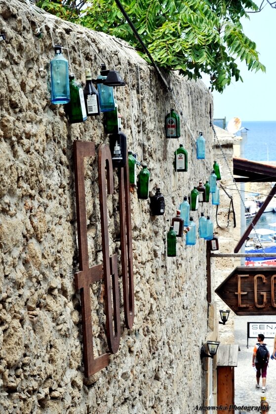 Bar w pobliżu portu w Kyrenii (fot. Sara Angowska)